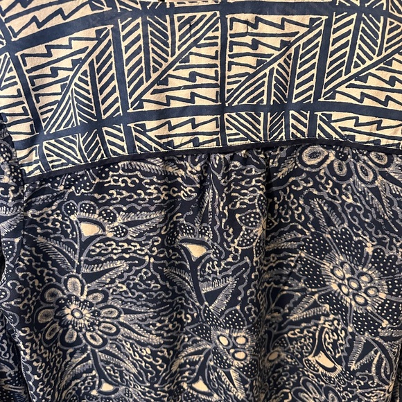 Lucky Brand Batik Print Top Blue and Cream floral print Size Large 3 buttons - Picture 5 of 7